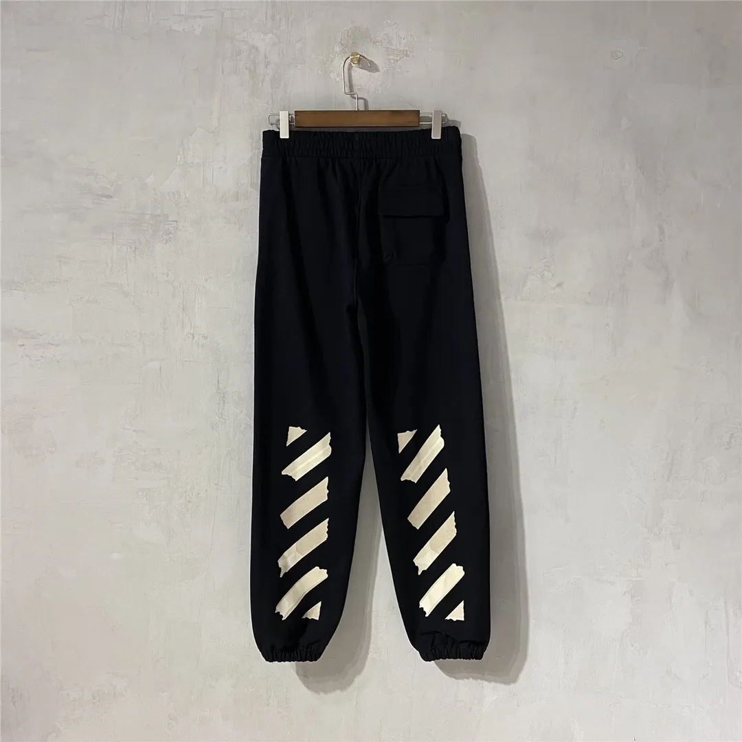 The top tested version for spring and autumn OFF WHITE OW patch bronzing tape arrow sweatpants, the same style pure cotton loose trousers for men and women couples, OW men's and women's loose leg-fitting sports casual pants, with anti-counterfeiting technology on the back, the real over-the-top version, OW yellow glue, obvious signature, unique high street style! The stylized design is printed on a classic frame, and a layer of foundation-colored colloid with a graffiti effect is superimposed on the printing. It is visually very consistent with the theme, as if a layer of tape has been pasted, and the design is brilliant! Heavy, tougher and retro, the main elements are heavily engineered, the micro-profile version is suitable for both men and women, surrounded by more street-style inkjet elements, and the inkjet style of street graffiti is everywhere. The printing is done on a Japanese-owned Mimaki printing machine, with no edges or burrs. Inkjet heat transfer is hot-pressed and cold-teared, and the high temperature is 180 degrees. The front piece needs to be pressed twice (the second time requires 180kg of air pressure). The transparent fabric pattern is anti-scratch and ironing, and the printing does not fog up. The semi-transparent tape in the front circle can reveal the covered part of the printing below. The color of the golden printing on the tape is not a flat color, and the colors of the tape printing are different in depth. The wash label is also customized according to the original font from the company. The accessories still use the full line of correct accessories. The rectangular woven collar label design has canceled the previous three-dimensional silicone feel font and changed it to a fully woven collar label. You can see fluorescent fonts on the collar label. The five-link silicone hang tag, the three-link washable label and the zebra crossing packaging line are still the same. Size chart Hips 56, recommended 120-150 catties M pants length 104 waist 80 hips 58 recommended 150-170 catties L pants length 106 waist 82 hips 60 recommended 170-190 catties (the waist is elastic and can be enlarged) Color: Black White P: 360